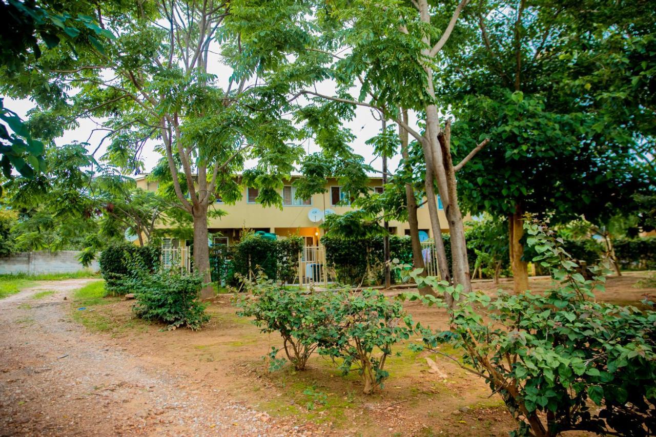 Sanctuary Aparthotel-Ac-Garden- Solar-Wi-Fi -Firepit-Park-Carport 루사카 외부 사진